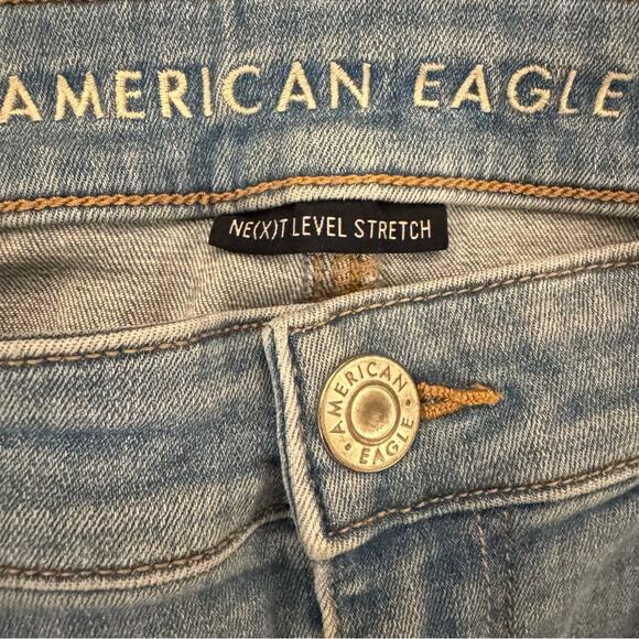 American Eagle light wash distressed crop jeggings size 10
 b49 - Picture 2 of 7